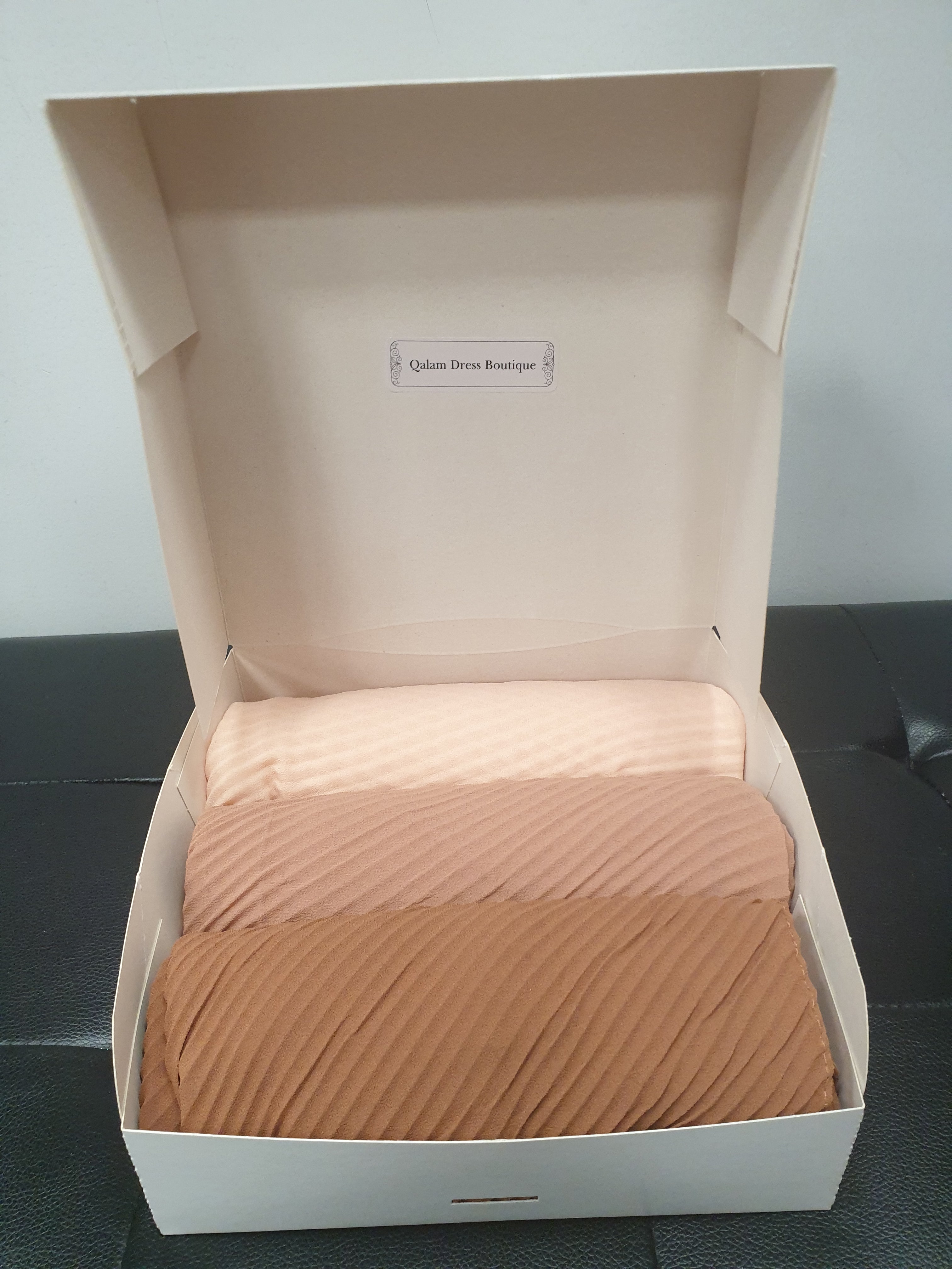 Box femme hijab mousseline gaufré à offrir cadeau hijeb jilbab jilbeb kimono abaya robe ensemble palazzo tunique musc accessoire qalam dress boutique vêtement femme musulmane voilée pas cher mode modeste modest fashion mode pudique