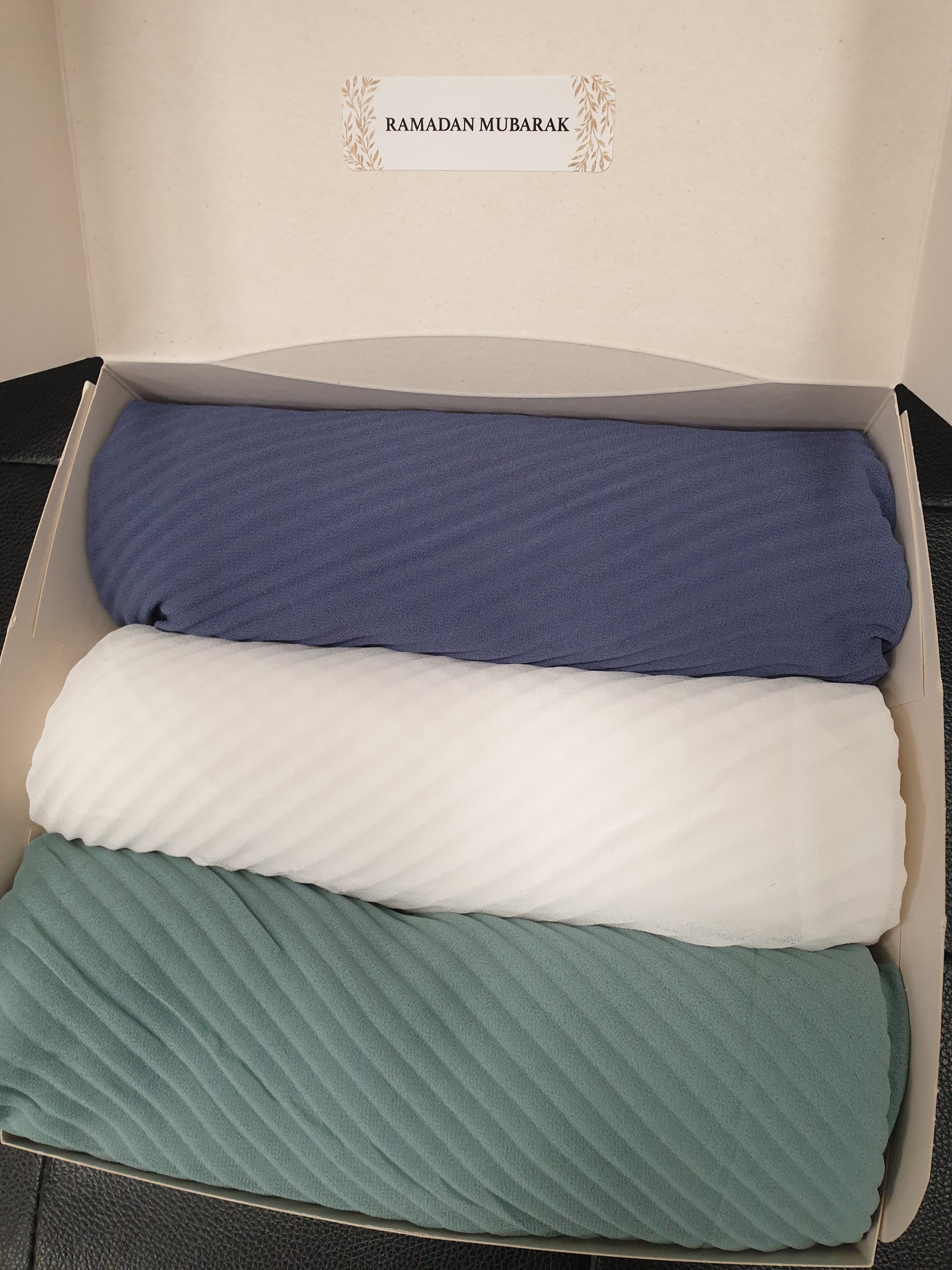 Box femme hijab mousseline gaufré à offrir cadeau hijeb jilbab jilbeb kimono abaya robe ensemble palazzo tunique musc accessoire qalam dress boutique vêtement femme musulmane voilée pas cher mode modeste modest fashion mode pudique