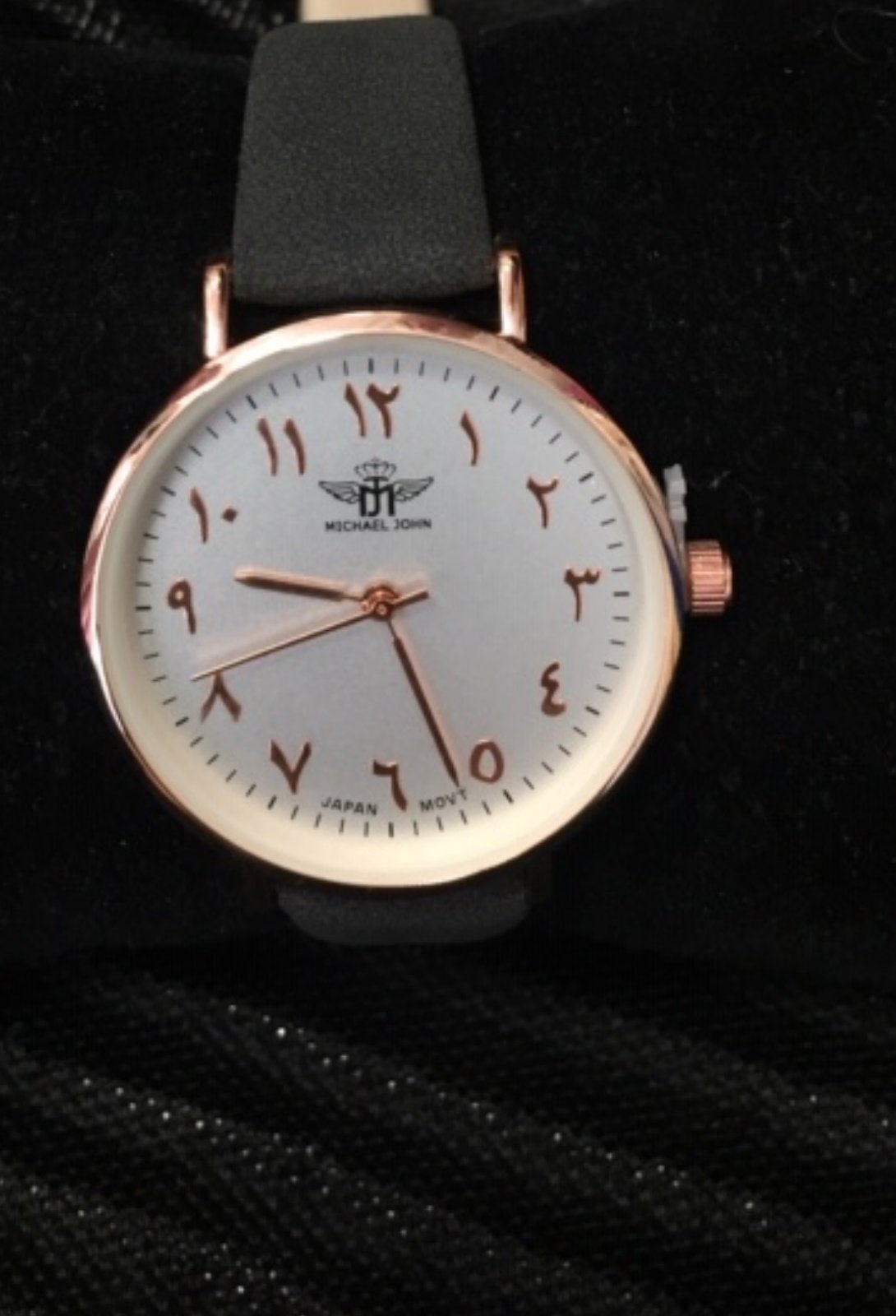 MONTRE CHIFFRES ARABES / INDIENS  Petit format