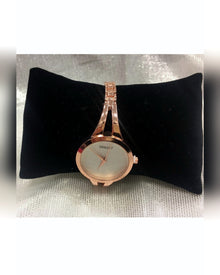 montre très élégante abaya hijab tunique jilbeb mode modeste fashion boutique musulmane femmes voilées
