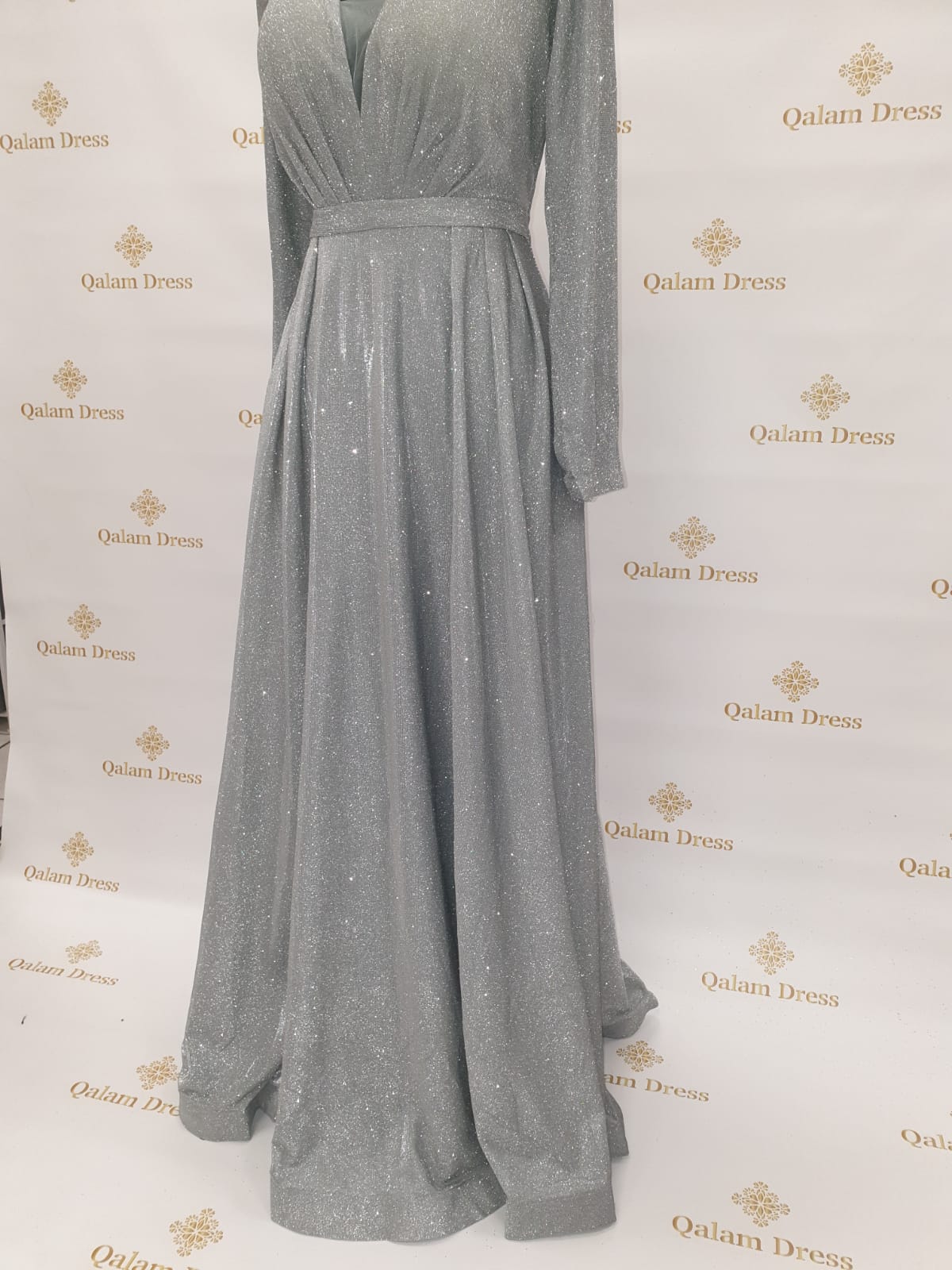 Robe de soirée Marwa argent Pailletée abaya hijeb hijab tunique jilbeb mode modeste fashion qalam dress boutique musulmane femme voilées hijab france robe abaya blanche