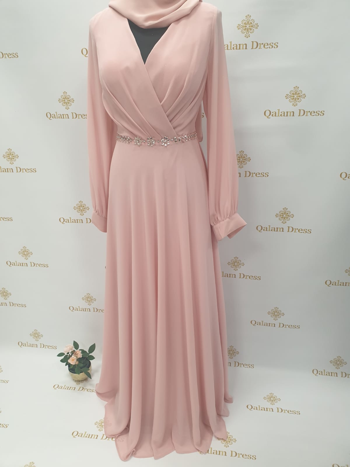 Robe de soirée Yusra rose mariage abaya hijeb hijab tunique jilbeb mode modeste fashion qalam dress boutique musulmane femme voilées hijab france robe abaya blanche